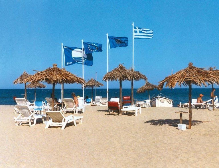 Αυτές είναι οι διάσημες παραλίες που «έχασαν» τις «Γαλάζιες Σημαίες» τους